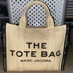 Marc jacobs tote bag size medium in the color warm sand. Used for a month